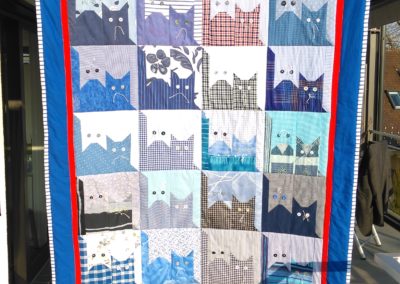 Patchworkdecke „Katzen in blau“  ca. 137 x 195 cm